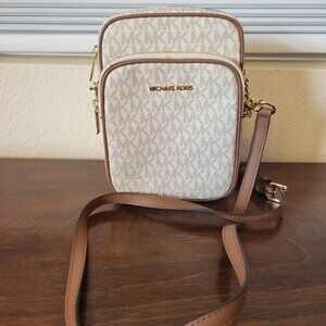 NWOT Michael Kors Jet Set Travel Medium Logo Crossbody Bag in Vanilla